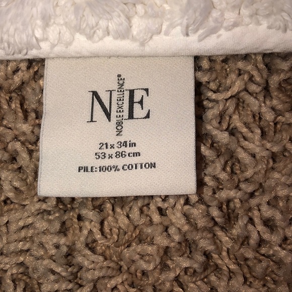 2 Rugs - Picture 4 of 5